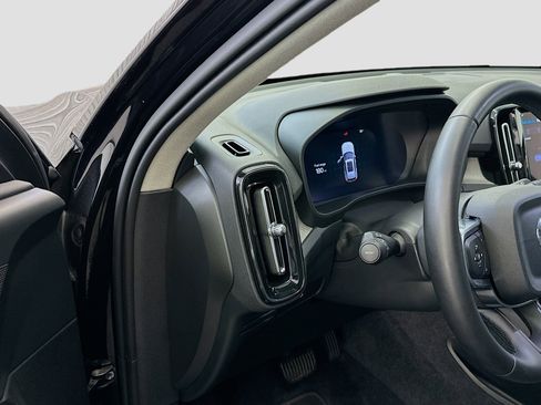 Used 2025 Volvo XC40 B5 Plus image 17