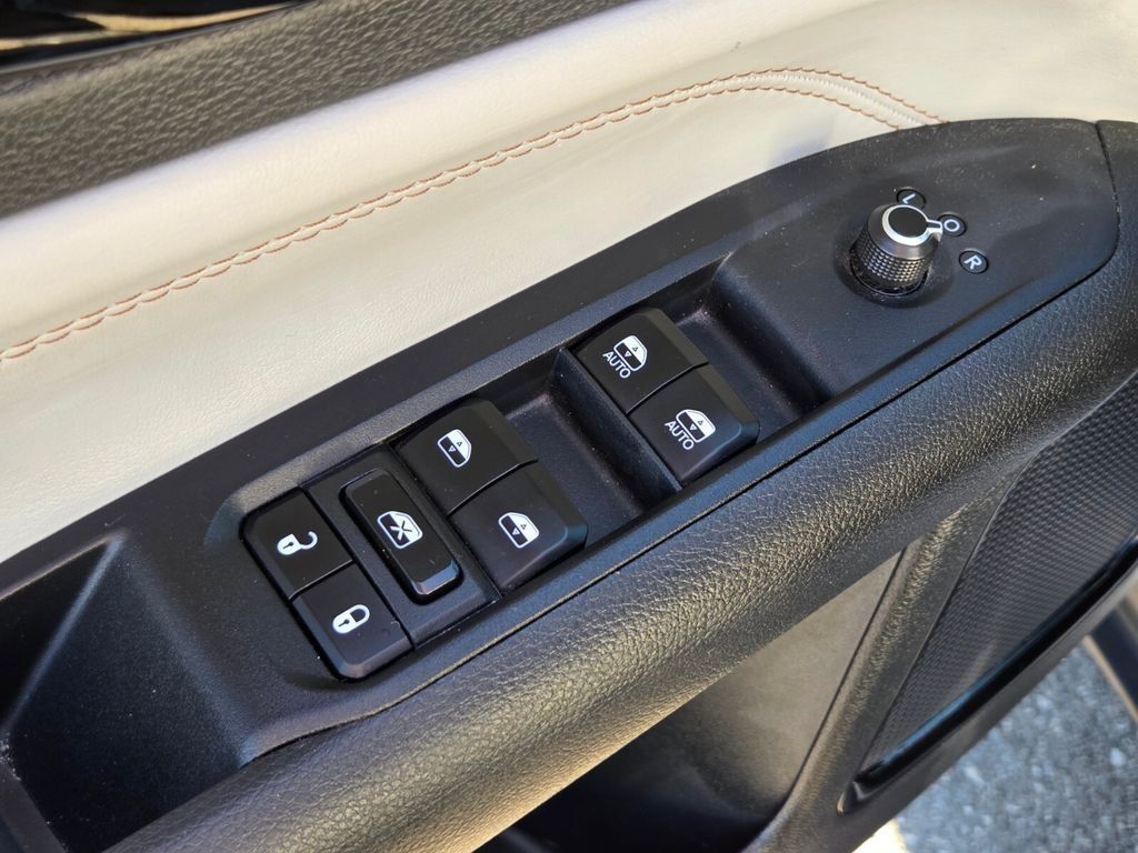 Used 2025 Jeep Compass Limited AWD/4WD image 23