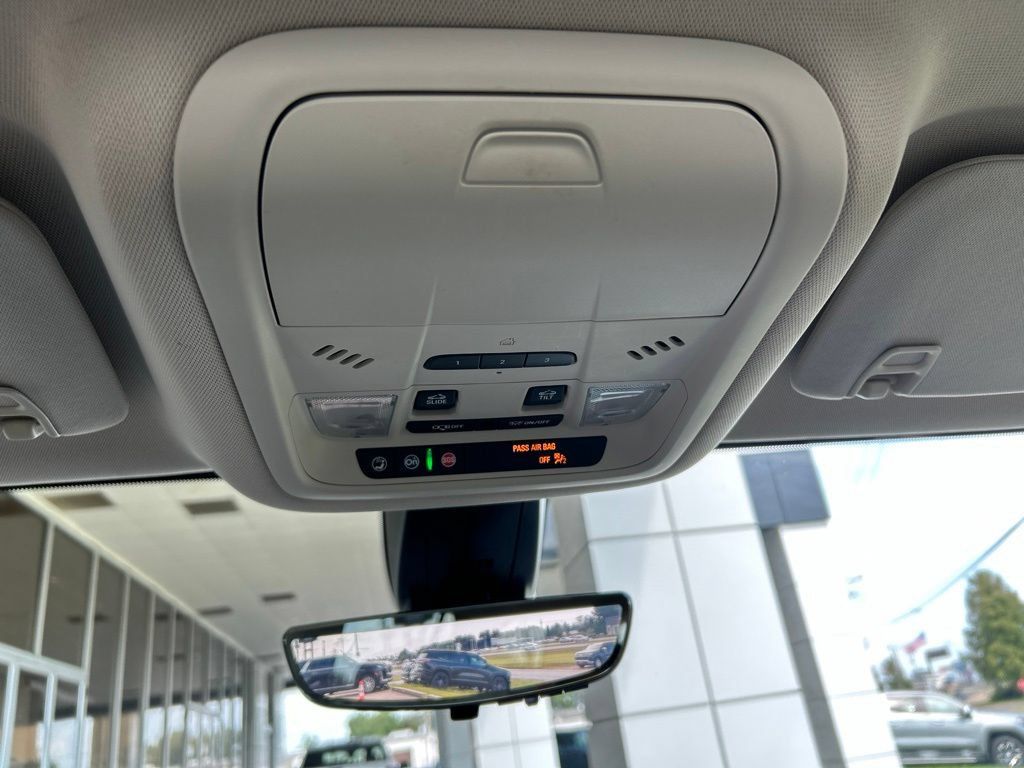 Used 2022 GMC Acadia Denali w/ Denali Ultimate Package FWD image 24