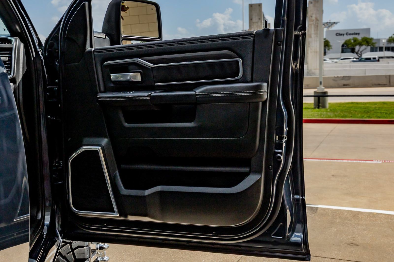 Used 2025 RAM 3500 Laramie AWD/4WD image 36