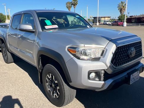 Used 2018 Toyota Tacoma TRD Off-Road w/ Technology Package RWD image 3
