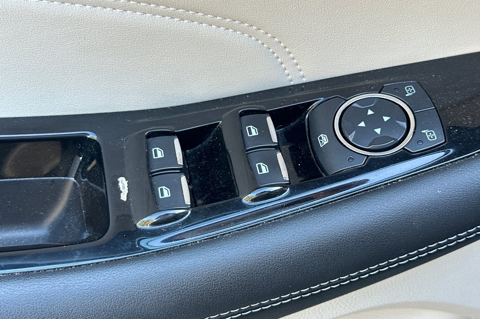 Used 2020 Ford Edge Titanium FWD image 12