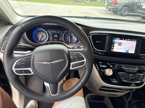 Used 2023 Chrysler Voyager LX FWD image 7