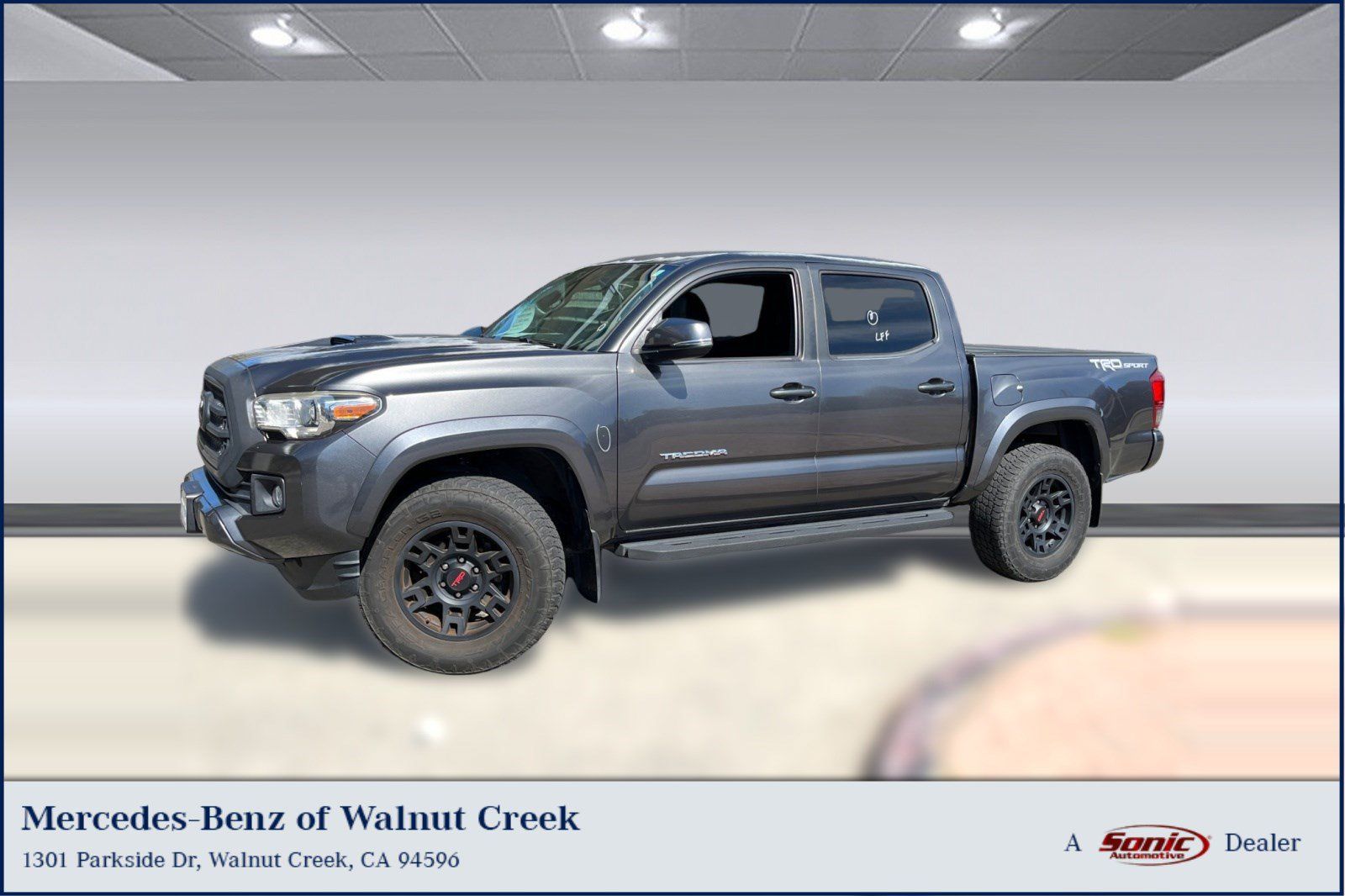 Used 2017 Toyota Tacoma TRD Sport w/ Tow Package RWD image 1