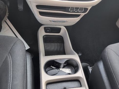 Used 2021 Chrysler Voyager L image 26