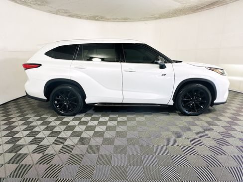 Used 2022 Toyota Highlander XLE FWD image 2