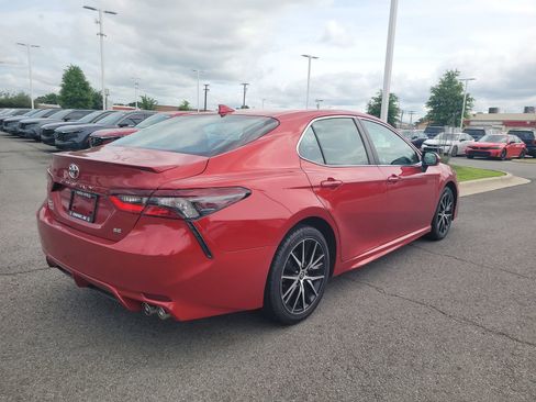 Used 2024 Toyota Camry SE FWD image 3