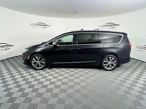 Used 2019 Chrysler Pacifica Limited w/ Tire & Wheel Group FWD image 5