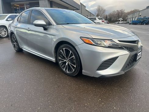 Used 2018 Toyota Camry SE image 1