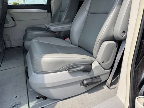 Used 2013 Volkswagen Routan SE FWD image 8