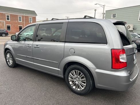 Used 2016 Chrysler Town & Country Touring-L image 2