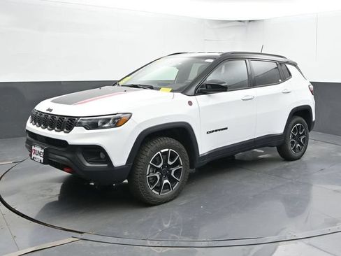 Used 2025 Jeep Compass Trailhawk AWD/4WD image 7