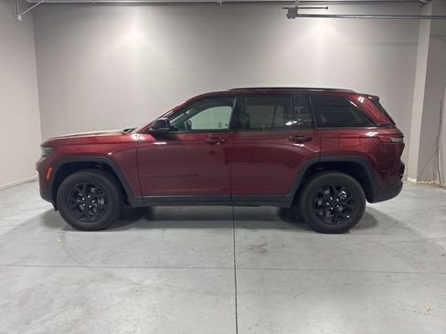 Used 2025 Jeep Grand Cherokee Altitude image 10