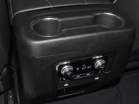 Used 2023 GMC Yukon XL SLT image 34