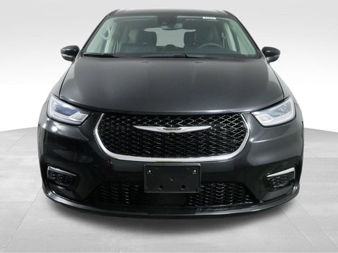 Used 2023 Chrysler Pacifica Touring-L FWD image 3