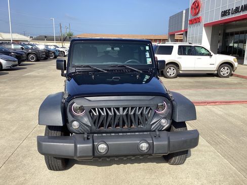 Used 2017 Jeep Wrangler Unlimited Sport w/ Connectivity Group AWD/4WD image 2