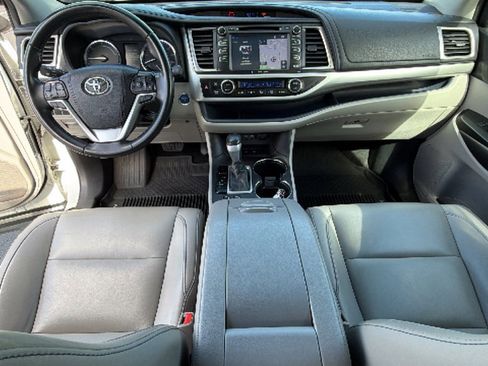 Used 2019 Toyota Highlander XLE AWD/4WD image 26