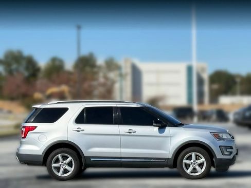Used 2017 Ford Explorer XLT w/ Equipment Group 202A image 8