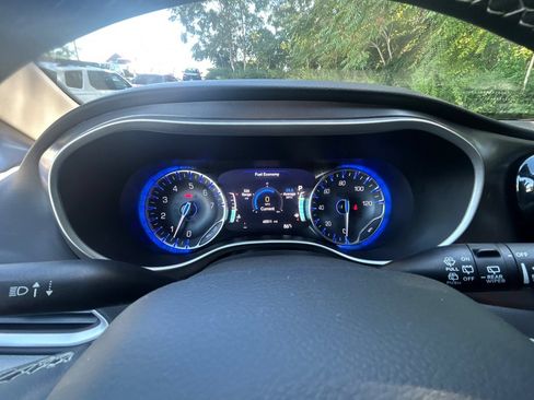 Used 2024 Chrysler Pacifica Touring-L FWD image 24