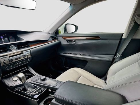 Used 2016 Lexus ES 350 w/ Premium Package w/Wood Trim FWD image 23