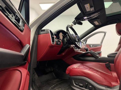 Used 2022 Porsche Cayenne Coupe AWD/4WD image 46