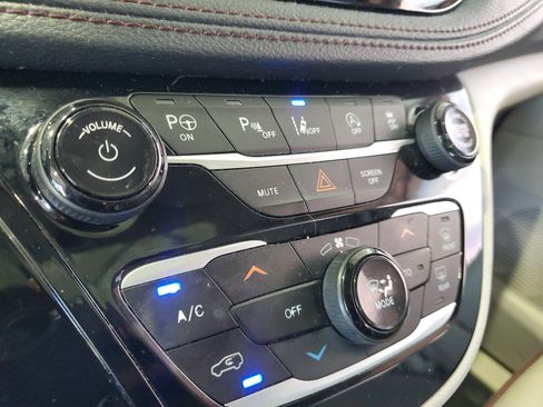 Used 2020 Chrysler Pacifica Limited w/ Advanced Safetytec Group FWD image 28