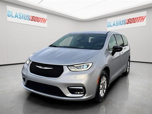 Used 2024 Chrysler Pacifica Touring-L image 7