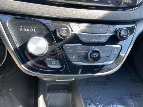 Used 2025 Chrysler Pacifica Select image 23