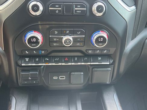 Used 2022 GMC Sierra 3500 Denali w/ Denali Ultimate Package AWD/4WD image 34