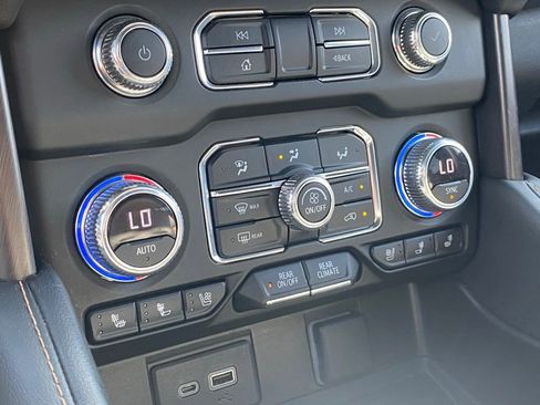 Used 2022 GMC Yukon XL AT4 AWD/4WD image 17