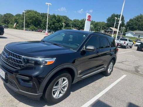 Used 2020 Ford Explorer XLT AWD/4WD image 2