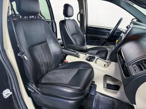 Used 2019 Dodge Grand Caravan SXT FWD image 13