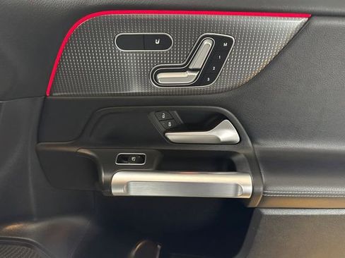Used 2021 Mercedes-Benz GLB 250 w/ Premium Package image 21