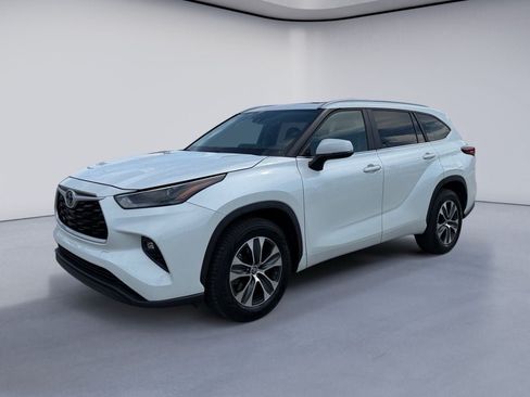 Used 2023 Toyota Highlander XLE FWD image 1