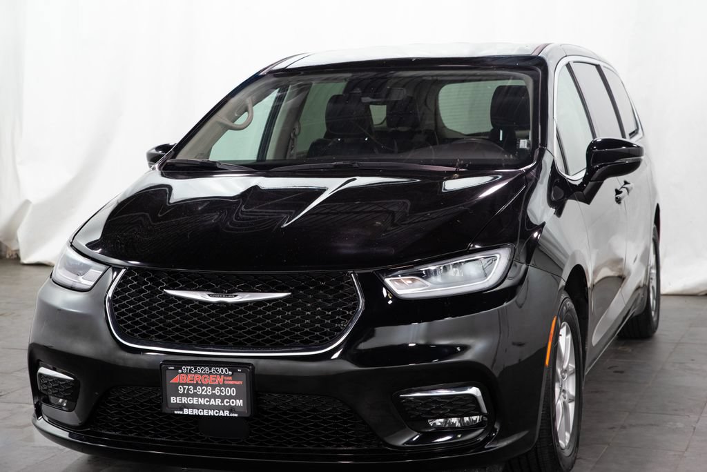 Used 2024 Chrysler Pacifica Touring-L FWD image 3