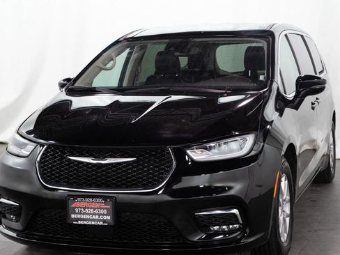Used 2024 Chrysler Pacifica Touring-L FWD image 3