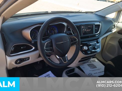 Used 2022 Chrysler Voyager LX image 16