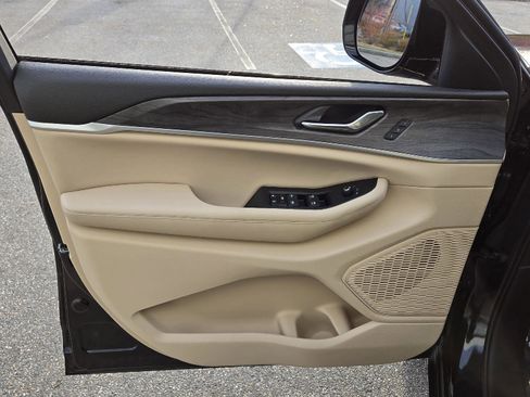 Used 2024 Jeep Grand Cherokee Limited image 9