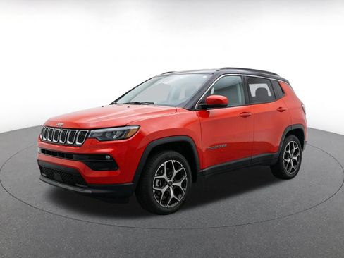 Used 2025 Jeep Compass Limited AWD/4WD image 3