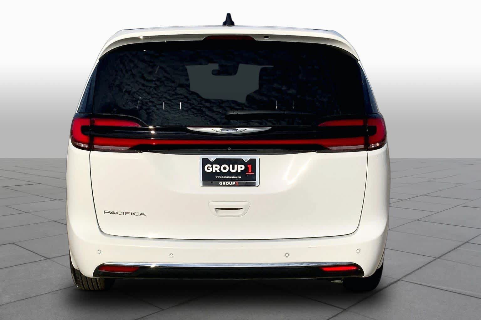 Used 2025 Chrysler Pacifica Select FWD image 5