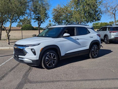 Used 2025 Chevrolet TrailBlazer LT image 2