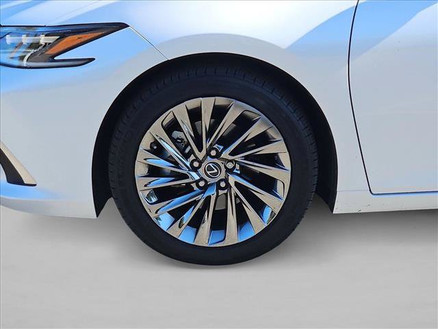 Used 2024 Lexus ES 300h w/ Accessory Package (Z2) FWD image 24