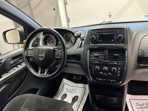 Used 2016 Dodge Grand Caravan SE image 25