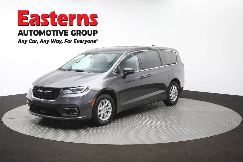Used 2023 Chrysler Pacifica Touring-L FWD image 57