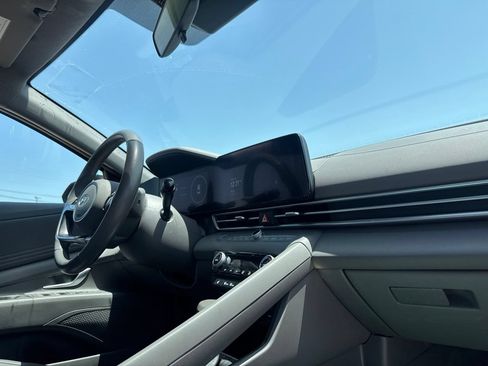 Used 2025 Hyundai Elantra SEL FWD image 27