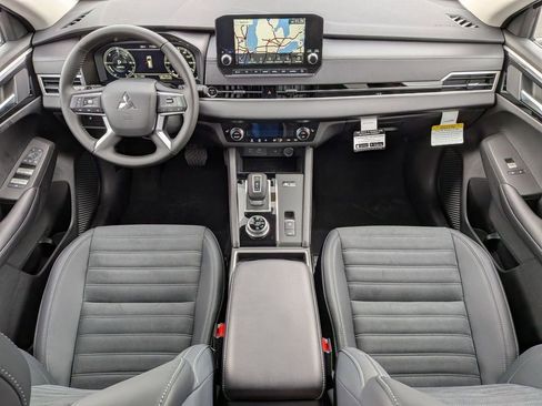 New 2025 Mitsubishi Outlander SE image 26