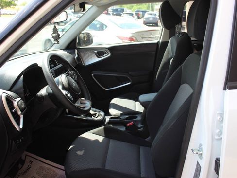 Used 2025 Kia Soul LX w/ LX Technology Package FWD image 16