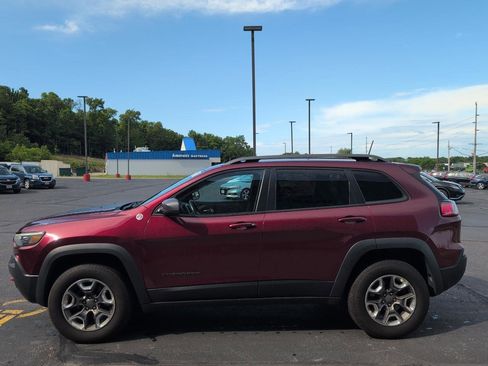 Used 2019 Jeep Cherokee Trailhawk AWD/4WD image 2