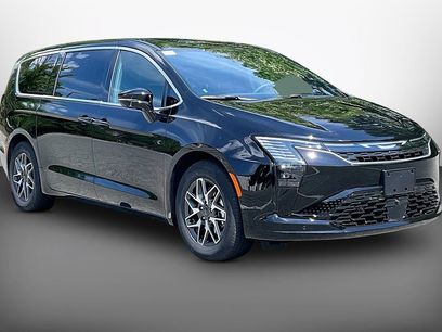 New 2027 Chrysler Pacifica Limited w/ Trailer Tow Group