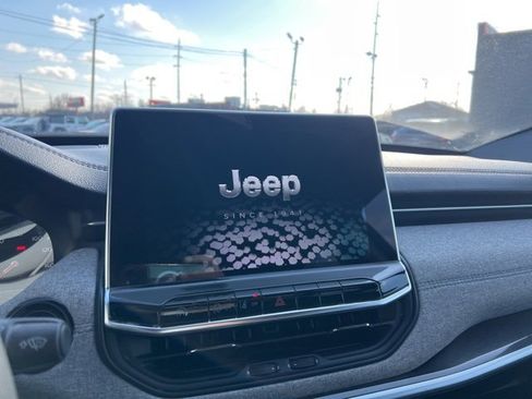 Used 2024 Jeep Compass Latitude image 38